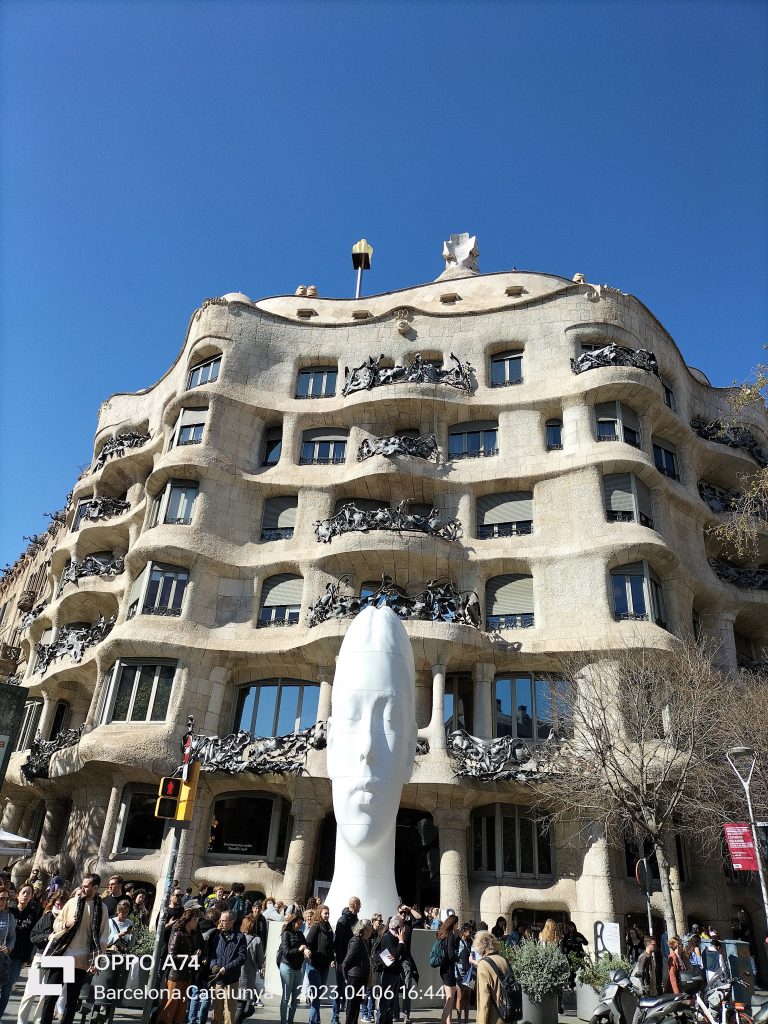 Casa Milà amb l'Escultura de Jaume Plensa